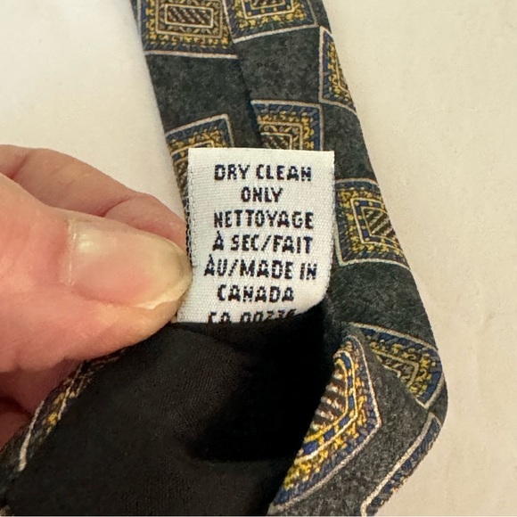 Metropolitan Museum Of Art Silk Tie - Picture 10 of 12